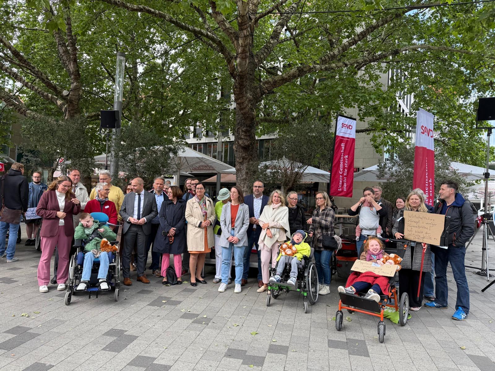 Das Bild zeigt einen Teil der Teilnehmenden der Aktion.